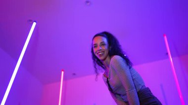 Latin dansçıların kameraya bakıp şehrin pop müziğiyle dans ettiği düşük açılı kamera. Profesyonel çekici hipster, mor veya neon ışıklı hip hop şarkısına geçiyor. Şık bir kumaş. Mutluluk.