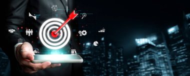 İş adamı müşteri hedef gruplarını belirlemek için verileri analiz eder, pazarlama stratejilerini rafine eder. Her hedef grubun özel ihtiyaçlarını karşılamak için iletiler gönderiliyor. EIDE