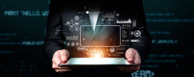 Büyük veri analizi görselleştirmelerini gösteren, teknoloji ve yapay zeka araçlarıyla geliştirilmiş modern pazarlama stratejileri sergileyen bir dijital tablet tutan bir profesyonel. XDMCP