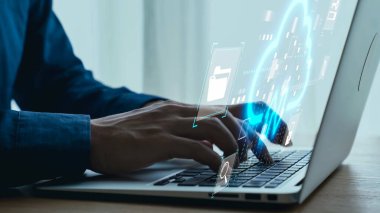 Modern Teknoloji ve Veri Yönetimi Çözümleri 'ni Temsilen, Dijital Simgeler ve Bulut Depolama Konsepti Üst Dizüstü Bilgisayarda Yazan Eller. Dörtgen.