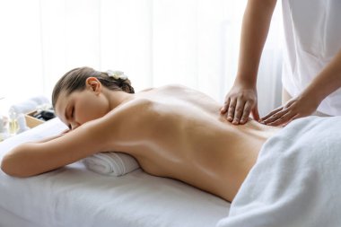 Kafkasyalı kadın müşteri stres önleyici spa masajının keyfini çıkarıyor ve lüks otel ya da oteldeki gündüz açık ortam güzellik salonunda güzellik teniyle eğleniyor. Sessiz.
