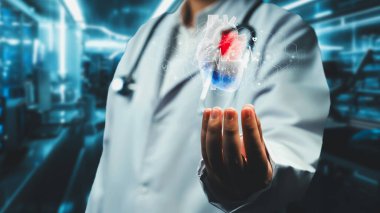 Doktorun elinde kalp anatomisi hologramını tutarken yaklaş. Kalp ameliyatına hazırlanırken kalp semptomlarını seçen ve teşhis eden yetenekli bir tıp çalışanı. Teknoloji yeniliği. İyileştirici.