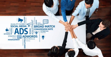 Reklam stratejilerinde işbirliği yapan bir takımı gösteren dinamik bir iş toplantısı. Görüntü, görsel veri sunumlarıyla sosyal medya yönetimi ve analitiği vurguluyor. Dostluk