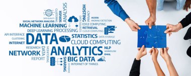 Veri analizinde ekip çalışmasının canlı bir gösterimi, bulut bilgisayarı ve büyük veri gibi anahtar kavramlara karşı bir yapboz oluşturan eller. Dostluk