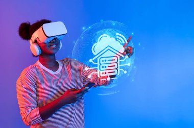 Genç bir kadın, canlı bir ev ortamında dijital bulut ve sunucu kavramları ile gelecekteki etkileşimlerini gösteren sanal gerçeklik kulaklığı ile derin bir deneyim yaşıyor. XDMCP