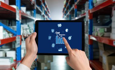 Maliyet düşüşü, bilgisayar ekranında görülen maliyet tasarrufu kavramı, kurumsal işletmeler gereksiz harcamaların azaltılması yoluyla maliyet ve şirket kaynaklarını etkili bir şekilde tasarruf eder