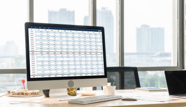 Bilgisayar ekranındaki muhasebe yazılımı finansal hesap tablolarını ve kurumsal iş dengelerini gösteriyor. Muhasebeciye iyi bir muhasebe sunuyor.