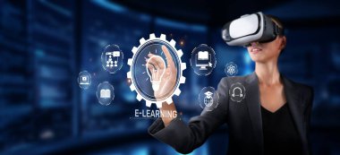 Profesyonel bir kadın sanal gerçeklik teknolojisini, çevrimiçi eğitim ve dijital ilişkinin geleceğini ön plana çıkaran e-öğrenme deneyimi için kullanır. XDMCP