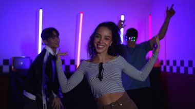 Kameranın önünde dans eden yetenekli break dansçı farklı arkadaşları pop ya da hip hop müziği dinlemek için arkada dans ediyor. Çekici performans ekibi kameraya doğru hareketli hareketler sergiliyor. Mutluluk.