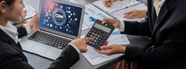 İş zekası ve veri analizi kavramı. Analizci ekibi laptop ekranında finansal veri analizi üzerinde çalışıyor. Etkili iş stratejik planlama için pazarlama göstergesi olarak. İçgörü