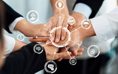 Bu resim, bir grup elin bir araya gelip takım çalışmasını ve etik ve teknolojideki işbirliğini sembolize ettiğini gösteriyor. Dijital simgeler yenilikçi kavramları ve bağlantıları vurgular. Dostluk