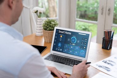 Akıllı ev teknolojisi, klima, güvenlik ağı veya ev otomasyonu için dijital gösterge paneli olan merkezli uzaktan kumanda sistemi. Uygulama yazılımı, ui panel programlama IOT monitörü hareketli