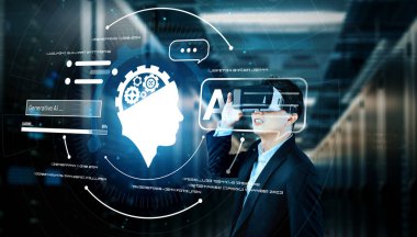 Yapay zeka yardımıyla veri merkezinde duran kulaklıklı bir iş adamı. Proje yöneticisi holograma bakıyor ve pazarlama stratejisi planlamak için artırılmış gerçeklik gözlüğü ve yapay zeka sohbeti kullanıyor. Yaratıcılık.