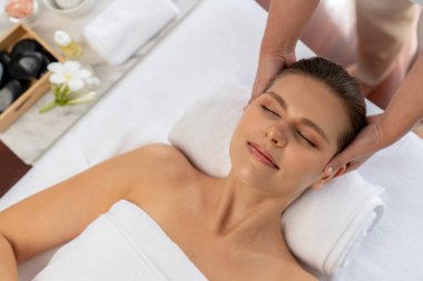 Panorama 'da kadınların stres önleyici kafa masajından ve lüks tatil beldesi veya otel spa salonundaki modern ışık ortamında yüz güzelliği eğlencelerini şımartmaktan hoşlandığı bir manzara var. Sessiz.