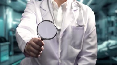 Doktorun elinde insan kalbi anatomisi hologramı olan büyüteçle laboratuvarda bulanık bir arka plan olan bir büyüteç tutmasına yakın çekim. Kalp röntgenini kontrol eden ve teşhis eden yetenekli bir tıp çalışanı. İyileştirici.