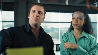 Yetenekli işadamı pazarlama fikrini cam duvardaki proje yöneticisine sundu. Yönetici projeyi yatırımcıya açıklıyor. Zeki iş adamları birlikte çalışıyor, beyin fırtınası yapıyorlar. Yönlendirici.