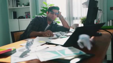 Paletler ve buruşuk kağıtlar üzerindeki tasarımcı görüşü. Yetenekli bir iş adamının toplantı masasında uyurken fikri tükenir. Proje yöneticisi buruşmuş ve kağıt fırlatmış. Sempozyum.