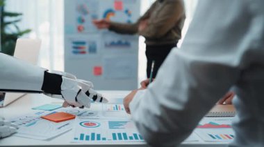 Profesyonel ve yapay zekanın kurumsal performansı analiz etmek ve stratejik planlamayı geliştirmek için birlikte çalıştığı yapay zeka ile geliştirilmiş bir işbirliği. Noogenesis Yapay Zeka