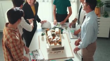 Yöneticinin el sıkışması ve toplantı masasında mimari model, plan ve güvenlik kaskıyla anlaşma yapması. Proje yöneticisinin el sıkışması ya da anlaşma yapması. Hizalama.