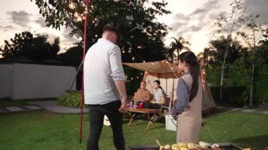 Aile birlikte bahçede kamp kurar, baba ve kız aile bireyleri için ızgara yapar. Doğayla iç içe olmak için açık hava kamp aktiviteleri ve genç nesil çapraz kuşaklarla zaman geçirmek için. Uyumsuzluk.