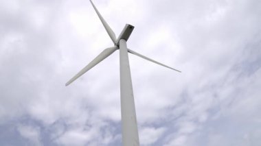 Rüzgarı yenilenebilir enerji kaynağı olarak kullanmanın yenilikçi bir yolu. Rüzgar türbini çiftliği ile modern yaşam biçimine güç sağlamak için. Yel değirmeni jeneratörü karbondioksit salınımı olmadan elektrik üretir.