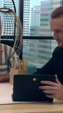 Yaratıcı iş adamları modern işyerindeki ofis masasında sohbet ediyorlar. Şirket uluslararası iş kavramı.