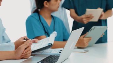 Hastane masasında birlikte çalışan ve tıbbi tedavi ya da sağlık hizmeti planlayan profesyonel bir grup. Takım çalışması başarılı hastalıklara ve hastalıklara yol açar. Ağır çekim. Katı.