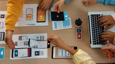 Mobil uygulama ya da web sitesi için kullanıcı arayüzü prototipi planlayan şirket çalışanlarının en iyi görünüm videosu. UX UI tasarımcı beyin fırtınası kullanıcı dostu arayüz planı. Sinerjik