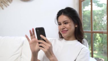 Genç bir kadın internet üzerinden alışveriş yapmak için internet üzerinden internet üzerinden internet üzerinden alışveriş yapıyor. Modern ve konforlu çevrimiçi alımlar güvenli ve uygun alışverişleri sağlar.