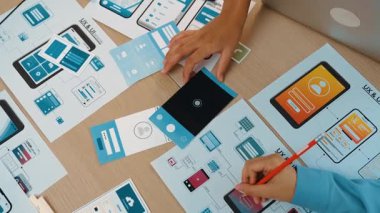 Mobil uygulama ya da web sitesi için kullanıcı arayüzü prototipi planlayan şirket çalışanlarının en iyi görünüm videosu. UX UI tasarımcı beyin fırtınası kullanıcı dostu arayüz planı. Sinerjik