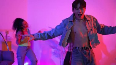 Güçlü break dans yaparken kameraya bakan enerjik Asyalı dansçı. Yetenekli insanlar dans ediyor, hareket ediyor, break dans yapıyor veya şık kıyafetler giyerken sokak dansı yapıyor. Ağır çekim. Mutluluk.