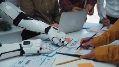 İş dünyası liderleri iş akışlarına yapay zeka güdümlü analitikleri dahil ederek araştırma doğruluğunu artırıyor, pazarlama girişimlerini geliştiriyor ve stratejik hizalamayı güvence altına alıyor. Noogenesis Yapay Zeka