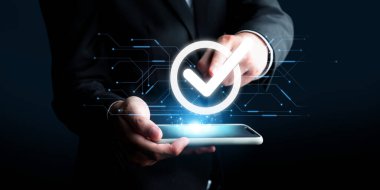 İş adamı, QC ve QA standartlarının karşılandığından emin olmak için katı kalite güvencesi protokolleri uyguluyor. Kalite güvencesi ile sertifikalı ürün mükemmelliğine ulaşmak. FaaS