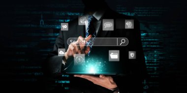 İş adamı, stratejik kararlar için değerli verileri çıkartarak arama motoru araştırması yapıyor. Kapsamlı araştırma ve SEO veri analizi için arama motorları kullanılıyor. FaaS