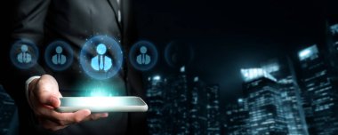 İş adamı ağ kurar, değerli bağlantılar kurar. Profesyonel ağı ve fırsatları genişletmek için etkili insanlar ağ stratejileri geliştiriyor.