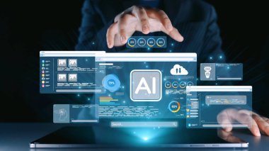 Bir işadamı, modern bir çalışma alanında veri ve analizlerle dolu çoklu dijital ekranları gösteren fütüristik bir sanal yapay zeka arayüzü ile karşılaşır. Dörtgen