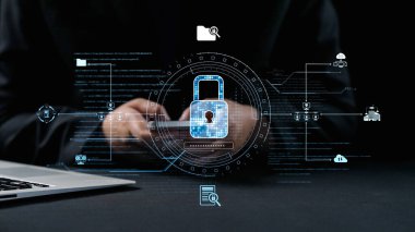 Bu resim, dijital kilit içeren modern bir siber güvenlik kavramını gösteriyor, bir kullanıcı cihazıyla karanlık bir ortamda etkileşime girerken veri korumasını vurguluyor. Dörtgen