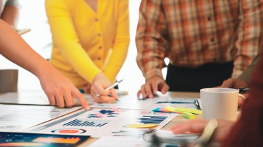 Çeşitli bir ekip parlak bir ofiste işbirliği yapar, verileri analiz eder ve stratejileri tartışır. Renkli yapışkan notlar ve grafikler takım çalışmasının yaratıcı atmosferini arttırır. SACTR