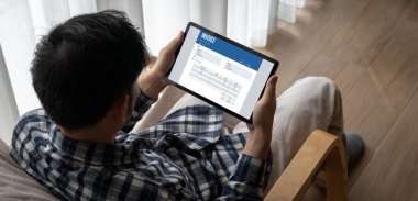 Muhasebe uygulamasından gelen fatura bilgisayar ekranında. Şirket işlerinin finans ve bütçesi için bilgisayar programı. Rahatça..