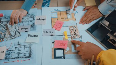 Takım üyeleri renkli ruh hali tahtalarını ve detaylı kat planlarını analiz ederek, mimaride yaratıcılık ve işbirliği sergileyerek etkileşimli bir tasarım sürecine giriyorlar. SACTR