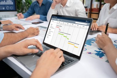 Ekip projesinin zaman çizelgesini gösteren bilgisayar ekranında canlı iş projesi yönetimi için proje planlama yazılımı