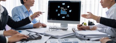 Maliyet düşüşü, bilgisayar ekranında görülen maliyet tasarrufu kavramı, kurumsal işletmeler gereksiz harcamaların azaltılması yoluyla maliyet ve şirket kaynaklarını etkili bir şekilde tasarruf eder