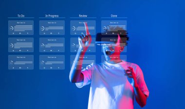 Genç bir profesyonel, çevik metodoloji ve etkili ilerleme takibi yoluyla modern proje yönetim tekniklerini sergileyen bir dijital görev kurulu ile etkileşim halindedir. XDMCP