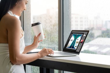 Web sayfasının modern tasarımı ve bilgisayar ekranında gösterilen ticari reklamlar için grafiksel tasarımcı yazılımı