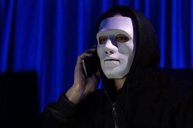 Bilgi işlem sahibini arayıp büyük bir veritabanı ile fidye tehdidinde bulunmasını programlayarak şifreli şifreleme kurmasını ve güvensiz bir mahremiyet sağlamaya çalışmasını söyleyen isimsiz beyaz suçlu maskesi. Bireysel.