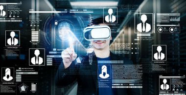 İş adamı güvenlik sistemi hologramını işaret ediyor ve veri merkezinde duruyor. Yetenekli proje yöneticisi kimlik kontrolü ve ağ güvenliğine erişiyor. Yapay zeka. Yaratıcılık.