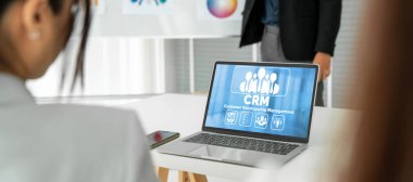 CRM işletme ve işletme için modern bilgisayarda müşteri ilişkileri yönetim sistemi