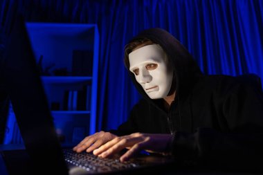 Beyaz suçlu anonim maskesi kodlama şifrelemesi yüklüyor. Programlama ile güvensiz mahremiyet sağlamaya çalışıyor. Bilgisayardan fidye için büyük bir veritabanı almaya çalışıyor. Bireysel.