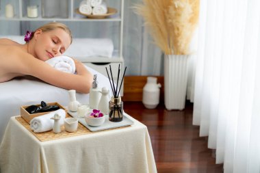 Kafkasyalı kadın müşteri stres önleyici spa masajının keyfini çıkarıyor ve lüks otel ya da oteldeki gündüz açık ortam güzellik salonunda güzellik teniyle eğleniyor. Sessiz.