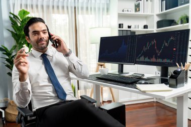 İki borsa yatırımıyla danışman ya da ortağı arayan tüccar işadamı, veri analizini yüksek kârlı dinamik teknoloji borsasına yatırım yapmak için karşılaştırdı. Tahmin et..